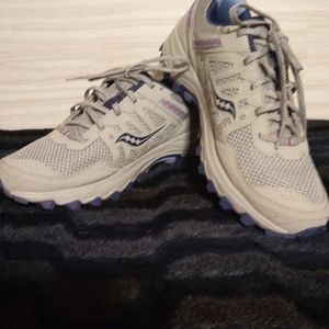 Saucony women's 10 Excursion shoes